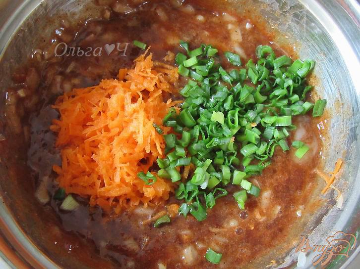 Фото приготовление рецепта: Оладьи из икры с луком и морковью шаг №2