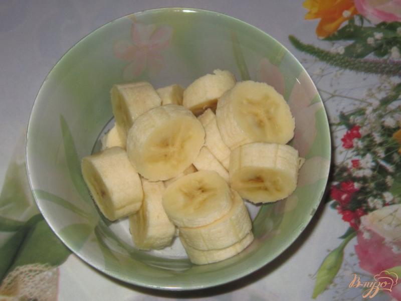 Фото приготовление рецепта: Молочный коктейль с бананом и черешней шаг №2