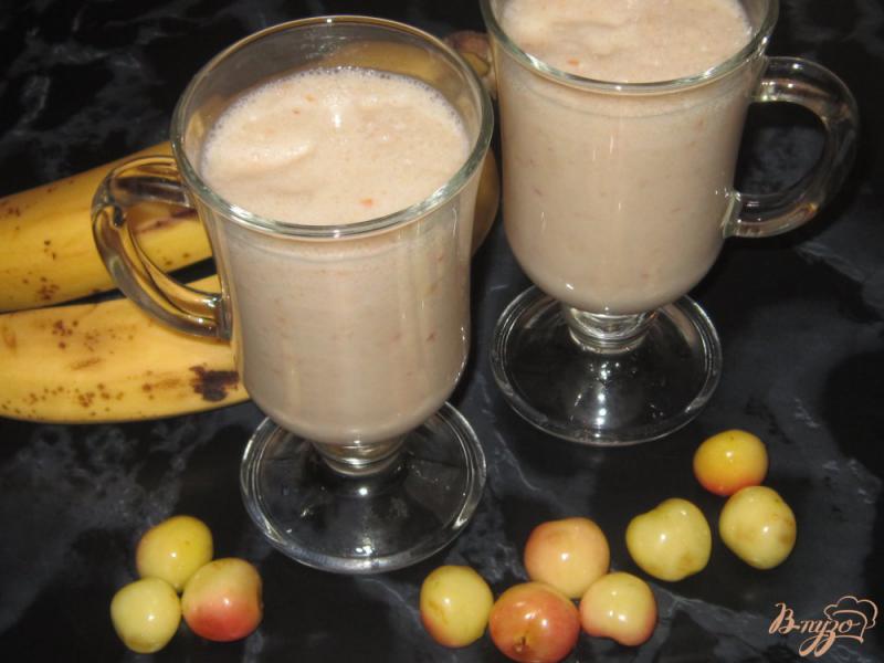 Фото приготовление рецепта: Молочный коктейль с бананом и черешней шаг №5