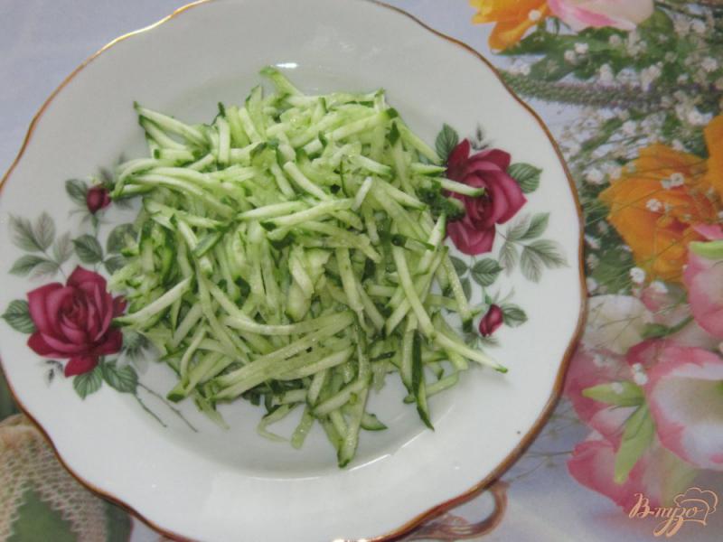 Фото приготовление рецепта: Слоеный салат с ветчиной, огурцом и редисом шаг №1