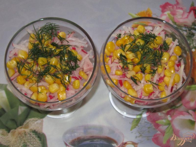 Фото приготовление рецепта: Слоеный салат с ветчиной, огурцом и редисом шаг №5