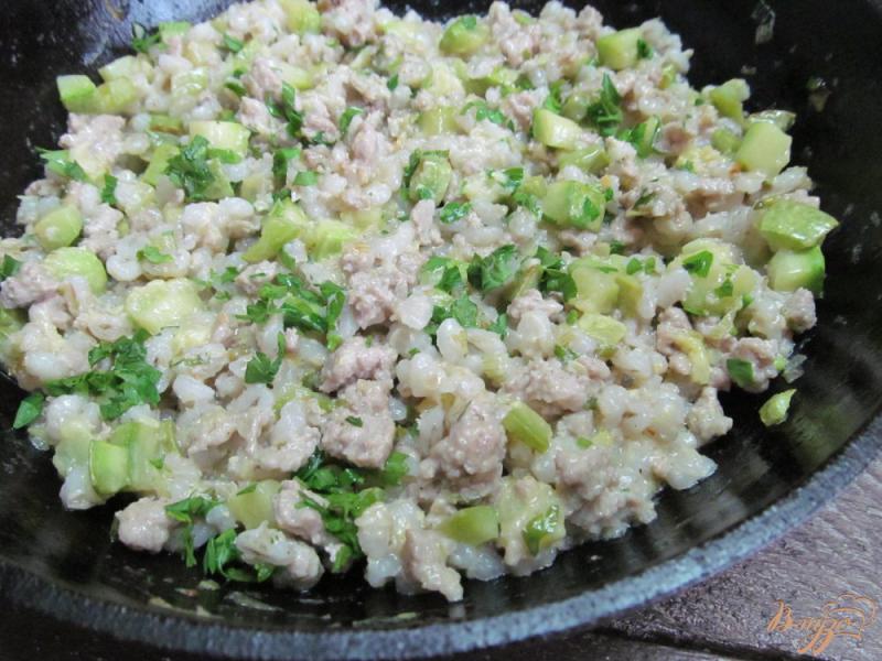 Фото приготовление рецепта: Жареные кабачки с фаршем и перловкой шаг №6