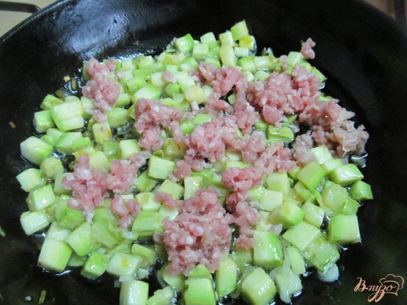 Фото приготовление рецепта: Жареные кабачки с фаршем и перловкой шаг №3