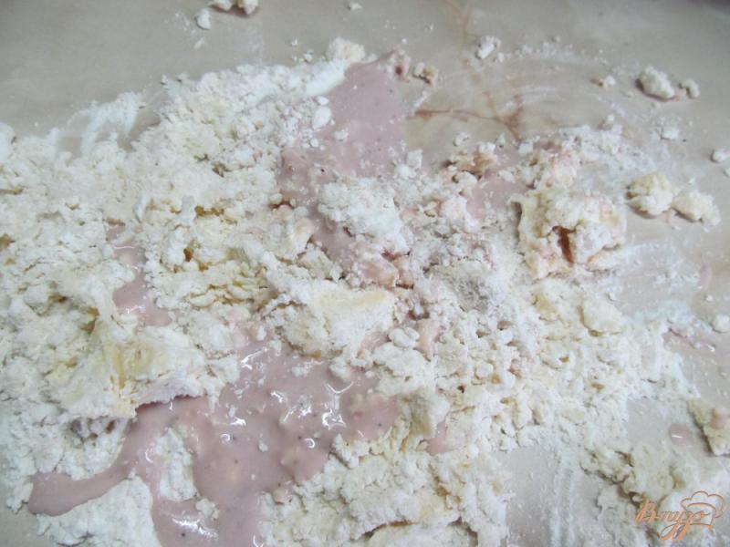 Фото приготовление рецепта: Клубничное печенье с начинкой шаг №3