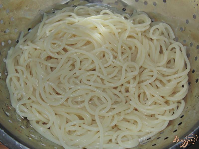 Фото приготовление рецепта: Паста спагетти под соусом бешамель шаг №5