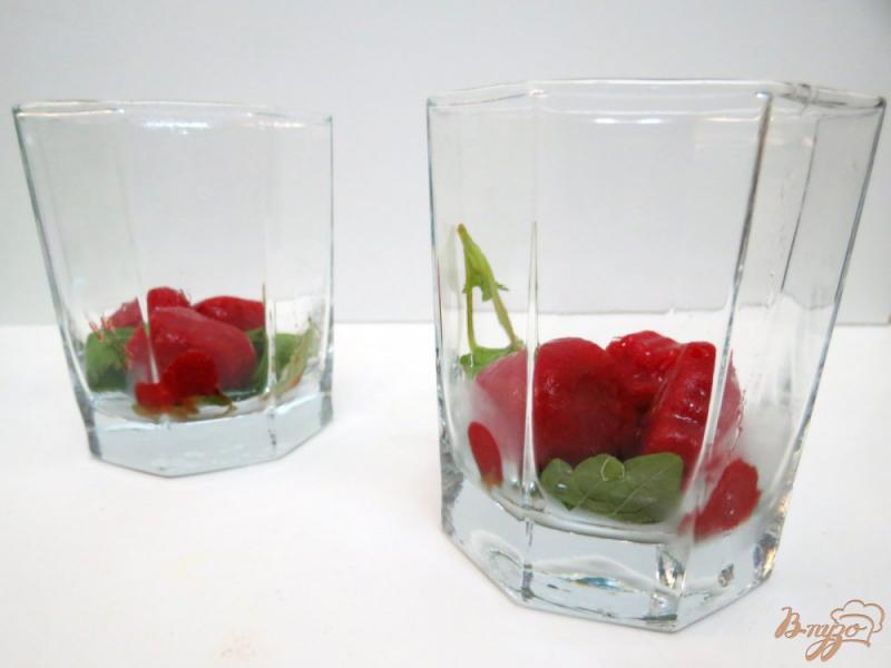 Фото приготовление рецепта: Минеральная ароматизированная вода с ягодным льдом шаг №6