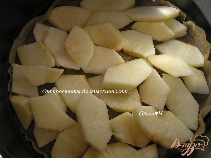 Фото приготовление рецепта: Яблочно-ореховая шарлотка-татен с оливковым маслом шаг №4