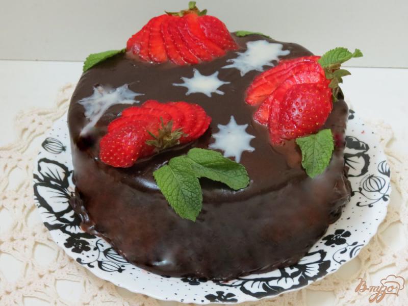 Фото приготовление рецепта: Творожно-сметанный торт с клубникой  ( без выпечки) шаг №8