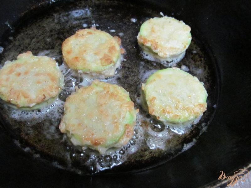 Фото приготовление рецепта: Закуска из кабачка шаг №4