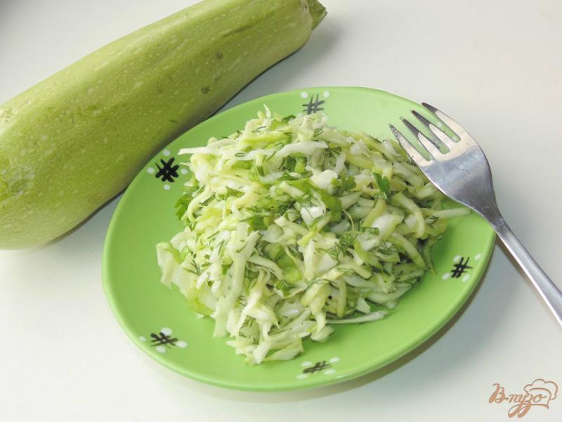 Фото приготовление рецепта: Салат из молодой капусты и свежего кабачка шаг №6
