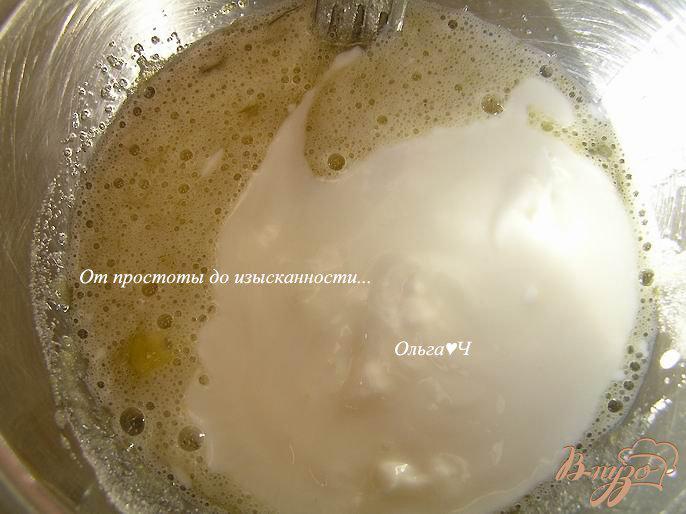 Фото приготовление рецепта: Йогуртовый пирог с кокосовой стружкой шаг №1