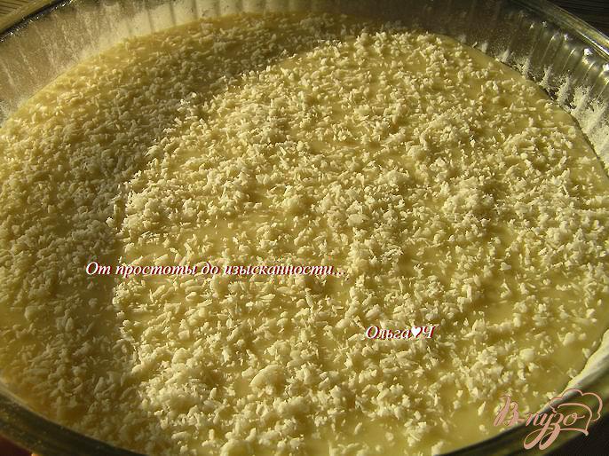 Фото приготовление рецепта: Йогуртовый пирог с кокосовой стружкой шаг №5
