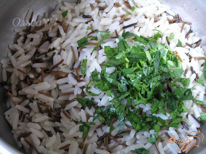 Фото приготовление рецепта: Рис с зеленью и кедровыми орехами шаг №1