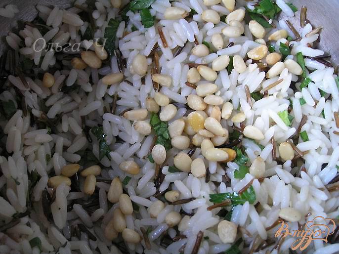 Фото приготовление рецепта: Рис с зеленью и кедровыми орехами шаг №2