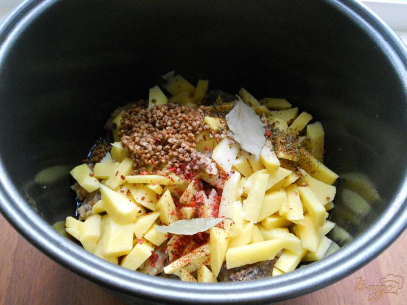 Фото приготовление рецепта: Куриный суп с гречкой в мультиварке шаг №2