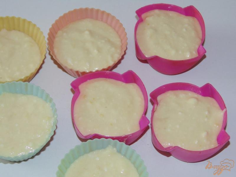 Фото приготовление рецепта: Творожные кексы с цедрой лимона на подсолнечном масле шаг №5