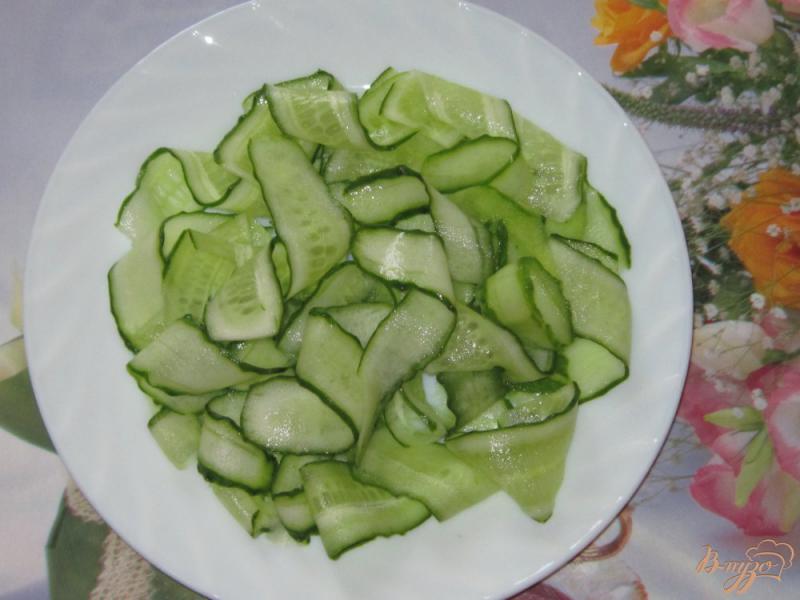Фото приготовление рецепта: Салат из огурцов и ветчины шаг №1