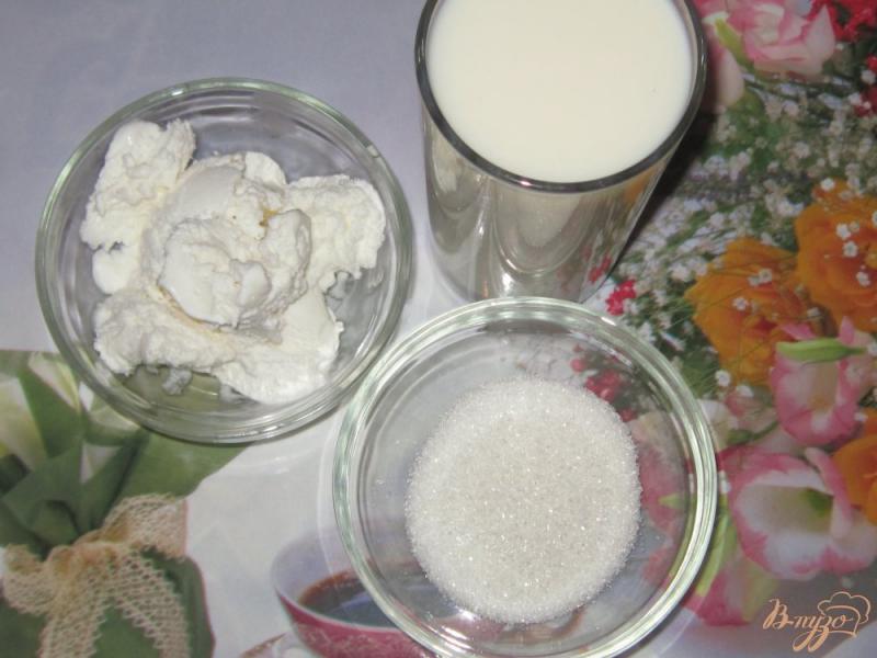 Фото приготовление рецепта: Молочный коктейль из банана, киви, клубники и черешни шаг №1