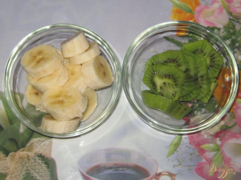 Фото приготовление рецепта: Молочный коктейль из банана, киви, клубники и черешни шаг №4