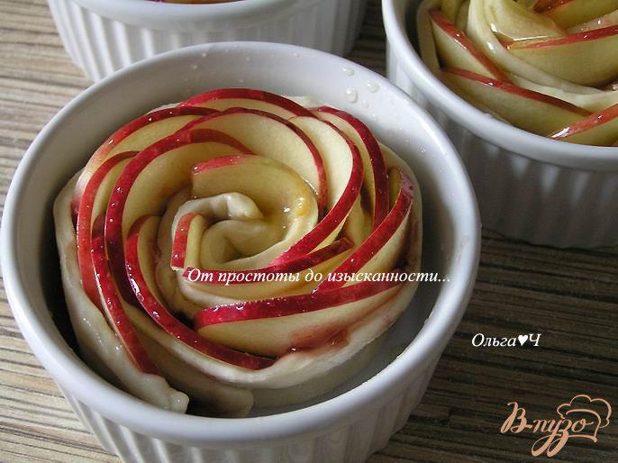 Фото приготовление рецепта: Слоеные булочки «Яблочные розы» шаг №4