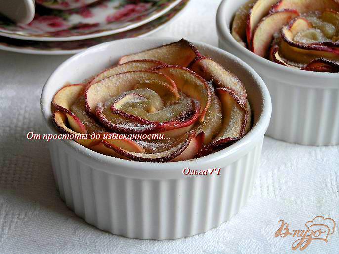 Фото приготовление рецепта: Слоеные булочки «Яблочные розы» шаг №5