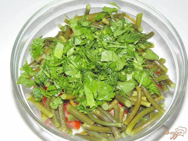 Фото приготовление рецепта: Салат из свежих помидоров, огурцов и чесночных стрелок шаг №5