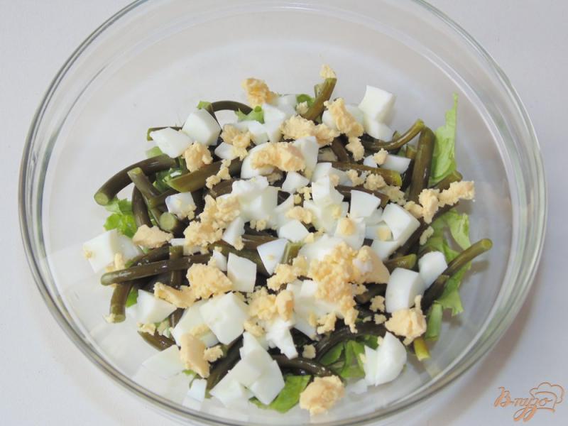 Фото приготовление рецепта: Салат с чесночными стрелками и свежим зеленым горошком шаг №4