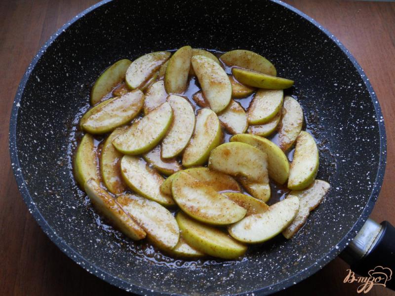 Фото приготовление рецепта: Пряные булочки с яблоками и корицей шаг №2