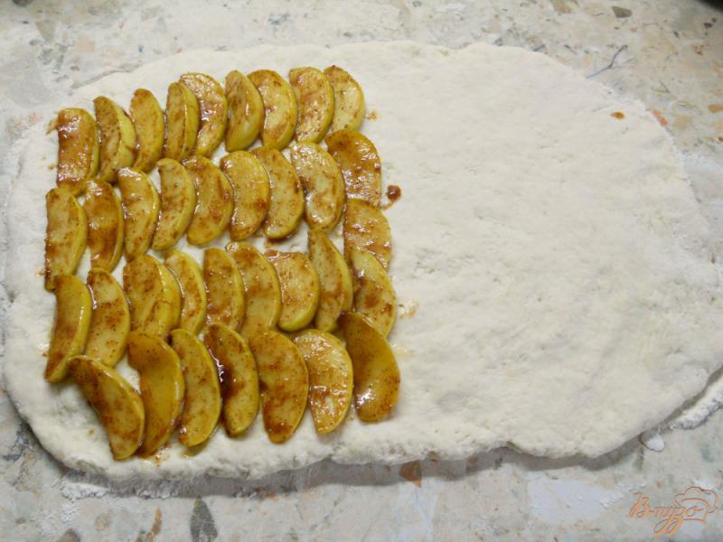 Фото приготовление рецепта: Пряные булочки с яблоками и корицей шаг №5