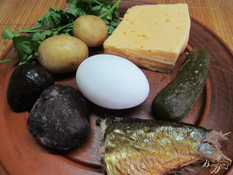 Фото приготовление рецепта: Салат с рыбой горячего копчения шаг №1