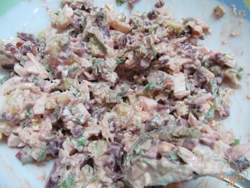 Фото приготовление рецепта: Салат с рыбой горячего копчения шаг №4