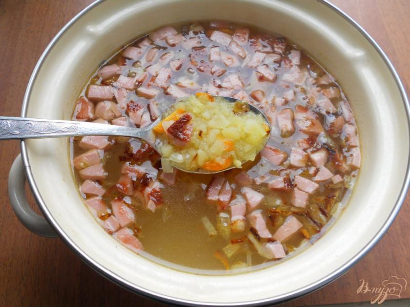 Фото приготовление рецепта: Картофельный суп с сосисками шаг №4
