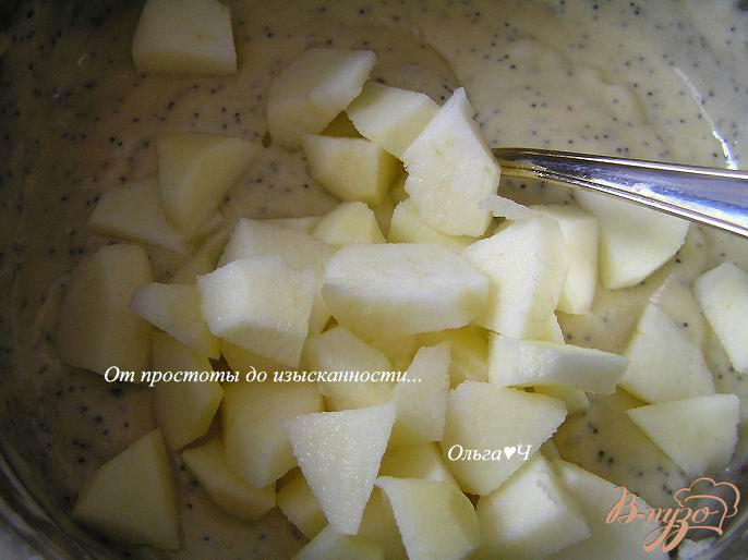 Фото приготовление рецепта: Яблочно-маковая шарлотка шаг №3
