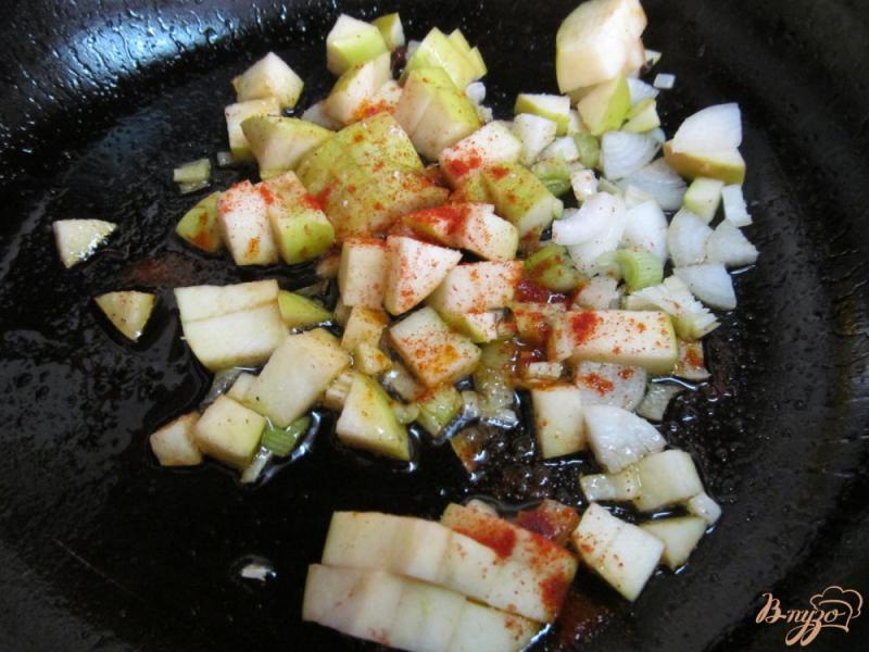 Фото приготовление рецепта: Мясной салат на яблоке шаг №2