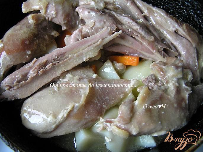 Фото приготовление рецепта: Индейка, томленая в сливочном соусе с овощами шаг №4