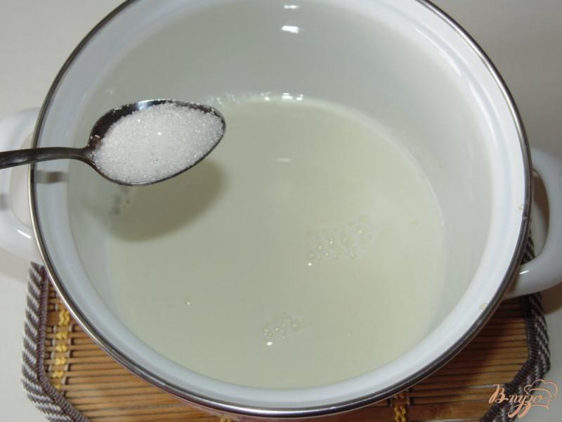 Фото приготовление рецепта: Овсянка на молоке с клубникой шаг №2