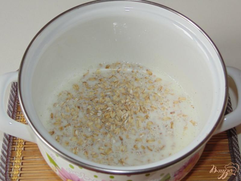 Фото приготовление рецепта: Овсянка на молоке с клубникой шаг №3