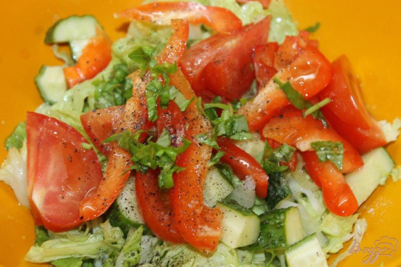 Фото приготовление рецепта: Салат с свежими шампиньонами и овощами с сыром фетой шаг №5