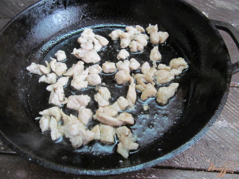 Фото приготовление рецепта: Фаршированный перец вермишелью и куриным мясом шаг №2