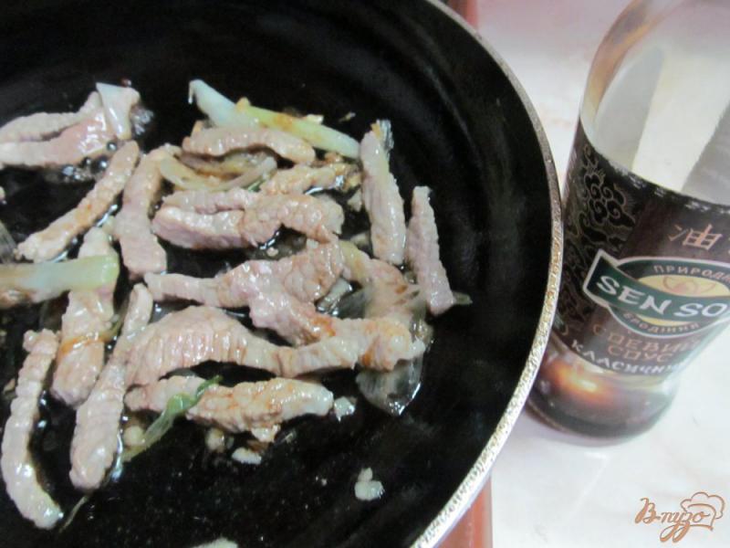 Фото приготовление рецепта: Жаренная свинина с брокколи шаг №3