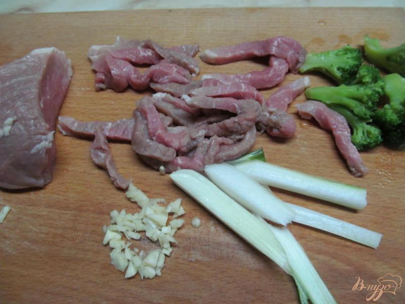 Фото приготовление рецепта: Жаренная свинина с брокколи шаг №1