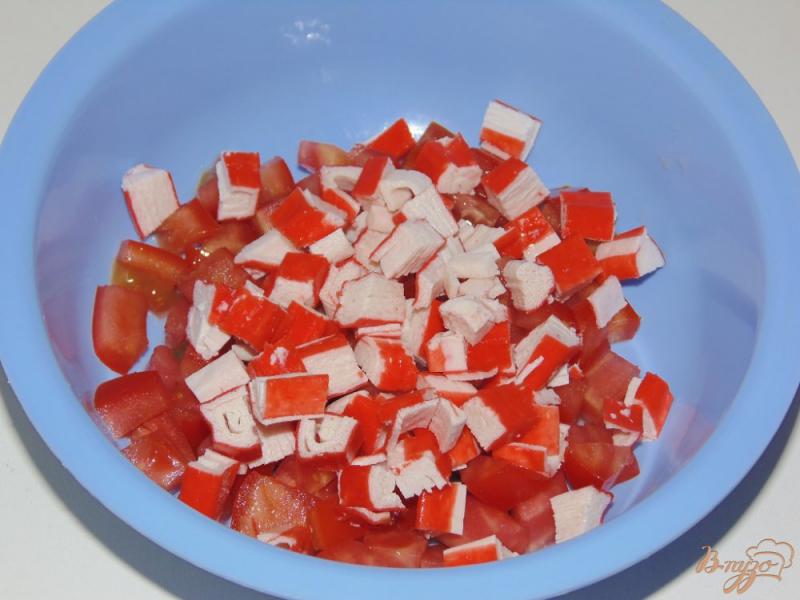 Фото приготовление рецепта: Салат из помидоров с крабовыми палочками и сыром шаг №2