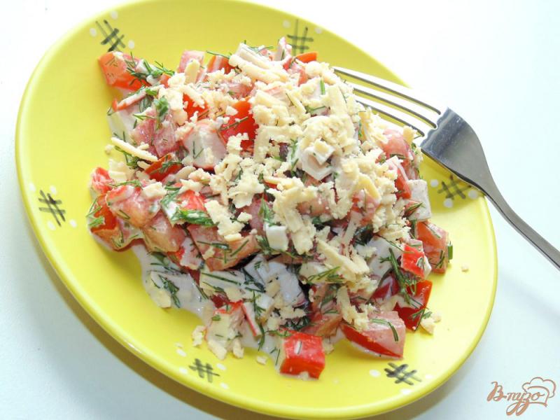 Фото приготовление рецепта: Салат из помидоров с крабовыми палочками и сыром шаг №4