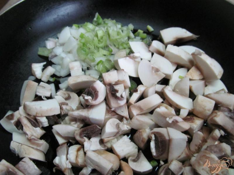 Фото приготовление рецепта: Щи с грибами и кислой капустой шаг №3