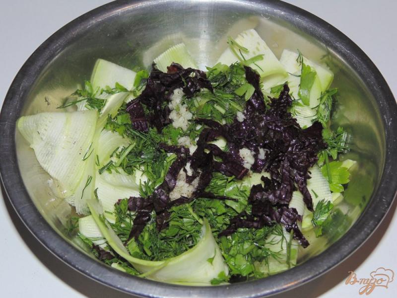 Фото приготовление рецепта: Низкокалорийный салат из молодого кабачка шаг №4