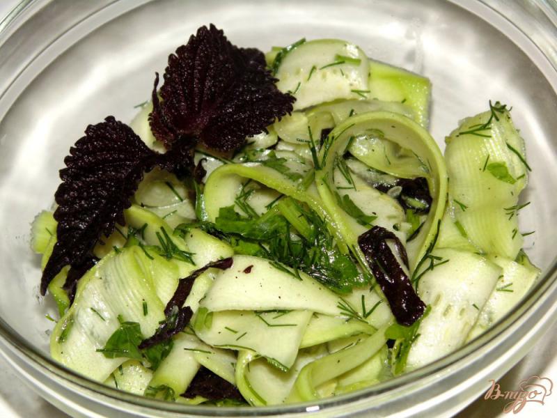 Фото приготовление рецепта: Низкокалорийный салат из молодого кабачка шаг №5