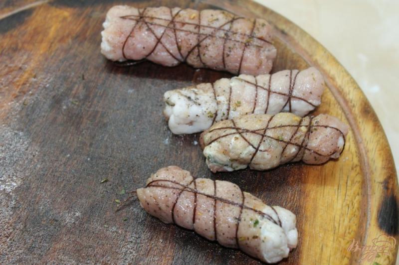 Фото приготовление рецепта: Свиные мини рулеты с кинзой, фетой и грибами шаг №9