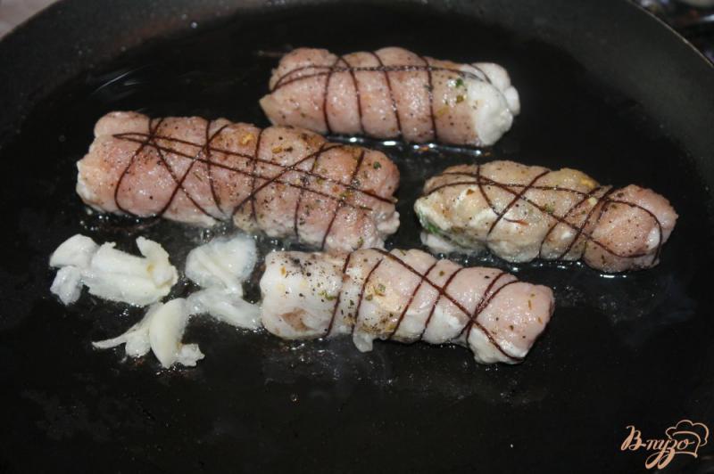 Фото приготовление рецепта: Свиные мини рулеты с кинзой, фетой и грибами шаг №10