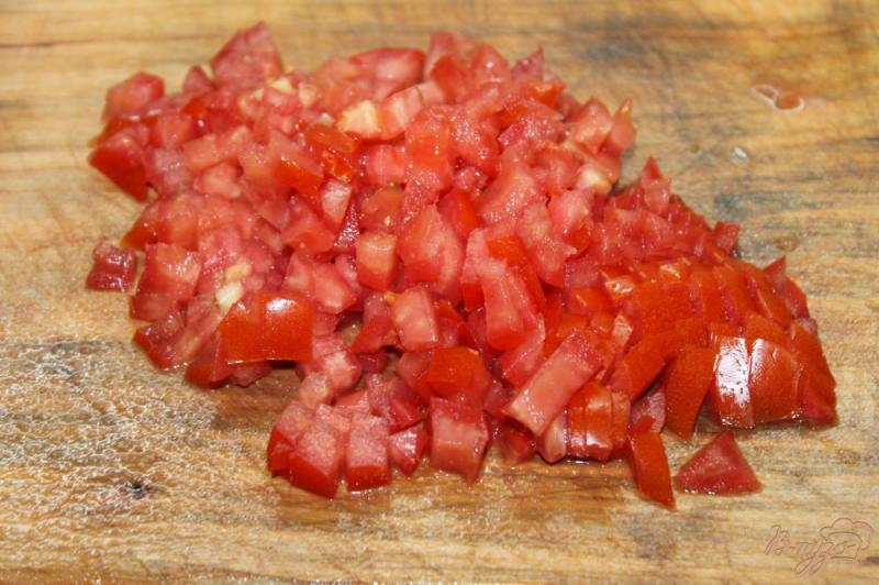 Фото приготовление рецепта: Гренки с помидором, зеленью и соусом песто шаг №2