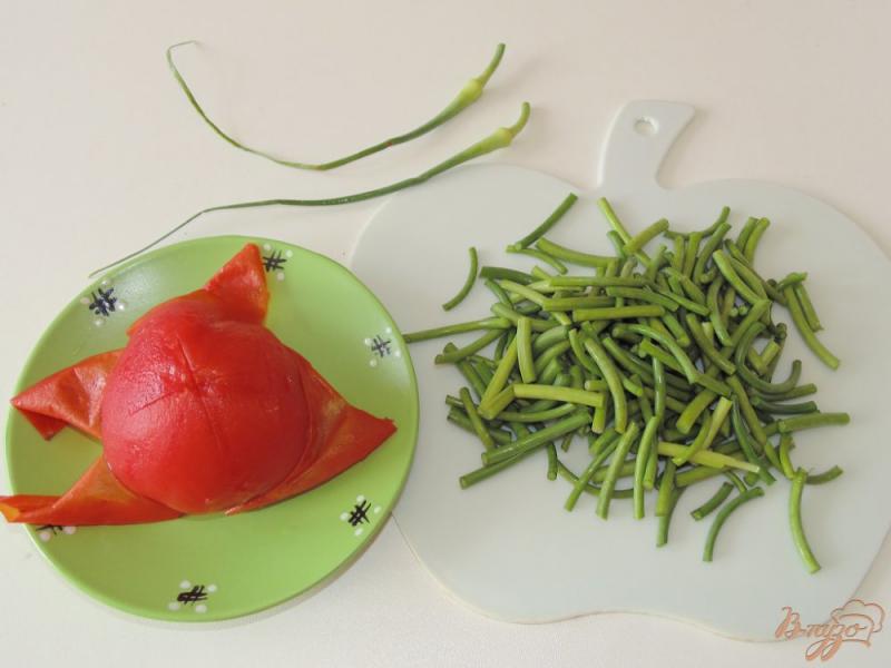 Фото приготовление рецепта: Тушенный кабачок с чесночными стрелками и помидором шаг №1